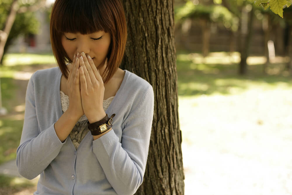 「常に目がうるうるする」って実は「なみだ目」の症状かも!
